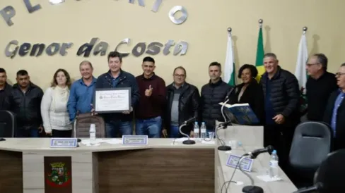 Imagem descritiva da notícia Sérgio Souza é Cidadão Honorário de Lidianópolis
