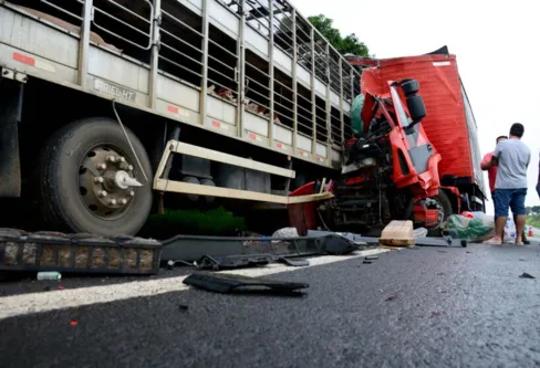 Imagem descritiva da notícia Colisão entre caminhões deixa motorista ferido