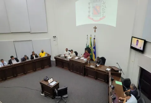 Imagem descritiva da notícia Em longa sessão,Câmara de Arapongas cassa mandato de Pastor do Mercado