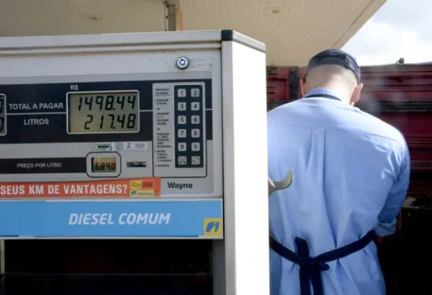 Imagem descritiva da notícia Reajuste de 8,87% no óleo diesel
gera alerta no setor de transportes