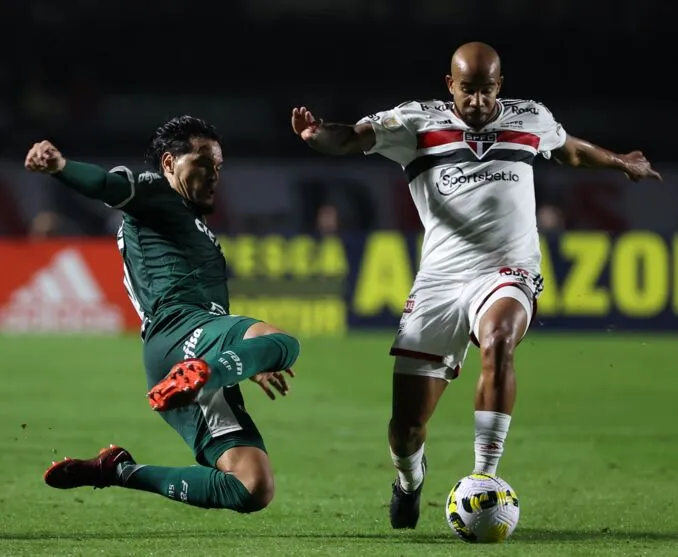 O jogador Gustavo Gómez, da SE Palmeiras, disputa bola com o jogador Patrick, do São Paulo FC, durante partida válida pela décima terceira rodada, do Campeonato Brasileiro, Série A, no Estádio do Morumbi. (Foto: Cesar Greco)