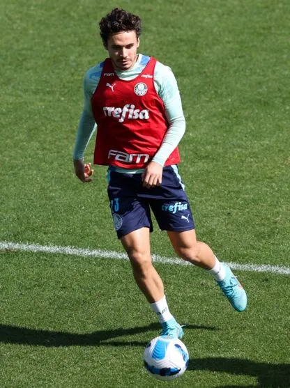 O jogador Raphael Veiga, da SE Palmeiras, durante treinamento, na Academia de Futebol. (Foto: Cesar Greco)