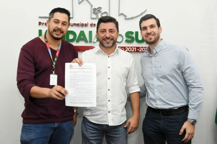 Prefeito Lauro Junior cercado pelos representantes do Sebrae  Tiago Cunha e
