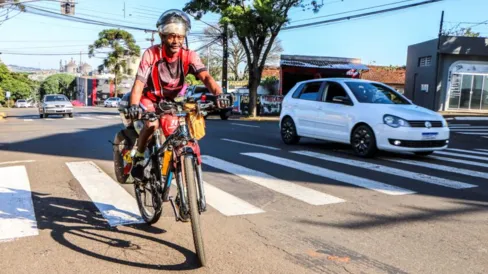 Imagem descritiva da notícia Ciclista já pedalou por 29 países para cumprir promessa