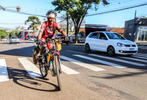 Imagem descritiva da notícia Ciclista já pedalou por 29 países para cumprir promessa