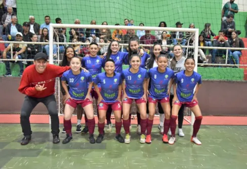 Imagem descritiva da notícia Futsal feminino vence campeonato 
e segue na liderança da Série Prata