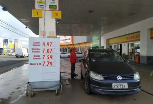 Imagem descritiva da notícia Gasolina fica até R$ 0,43 mais barata nos postos de Apucarana e Arapongas