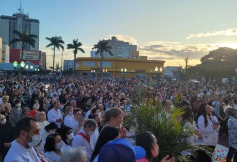 Imagem descritiva da notícia Milhares de fiéis lotam ruas de Apucarana na procissão de Corpus Christi