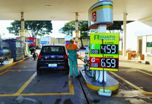 Imagem descritiva da notícia Preço da gasolina cai R$ 1 com corte de tributos