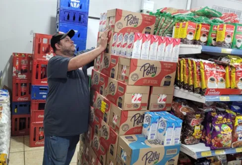 Imagem descritiva da notícia Preço do leite dispara e passa 
de R$ 5 nos supermercados