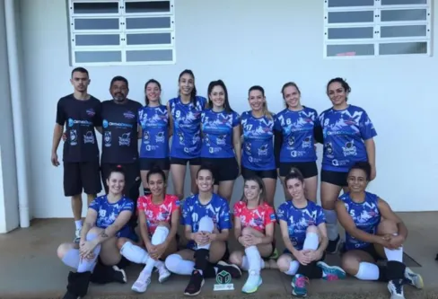 Imagem descritiva da notícia Time de voleibol feminino de Apucarana
vence a primeira partida na Liga de Maringá