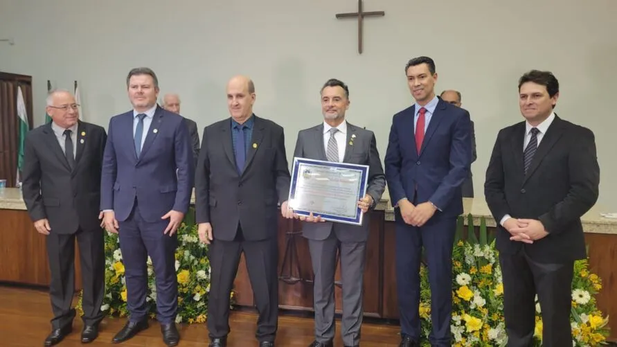 A homenagem é de autoria do vereador professor Molina, com assinatura de todos os vereadores
