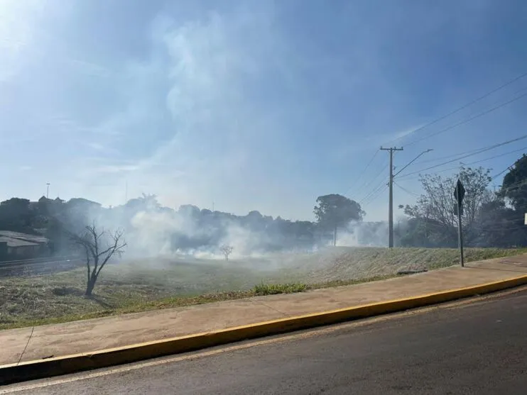 Conforme o Corpo de Bombeiros, pelo menos um incêndio florestal é registrado por dia em Apucarana nesta época