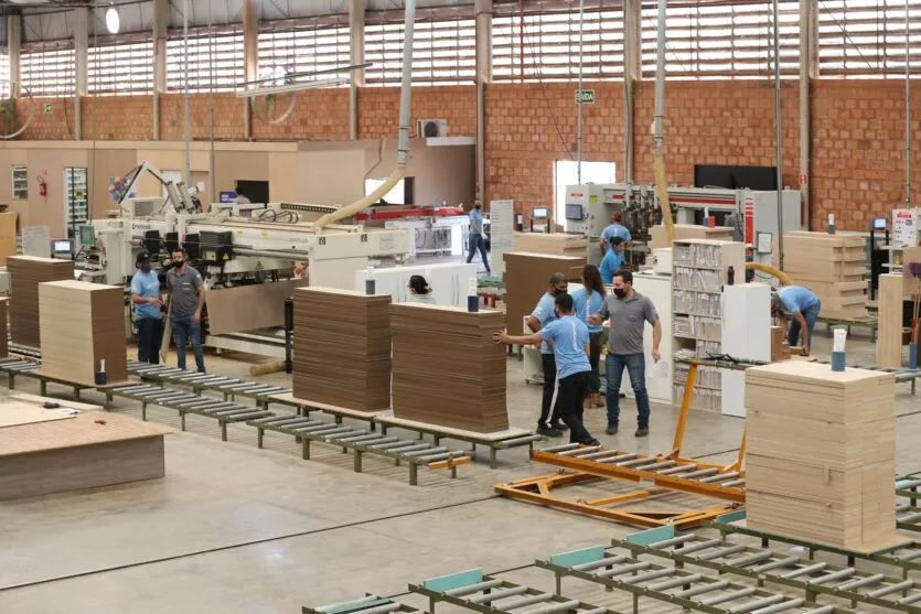 FEITA NO PARANA - Grupo Munhoz Caetano, holding do segmento moveleiro, que produz móveis seriados para o segmento de sala de estar.  A Caemmun Movelaria está sediada em Arapongas, um dos maiores polos moveleiros do país. Na foto fabrica da Filial Sabáudia. 06/10/2020 - Foto: Geraldo Bubniak/AEN
