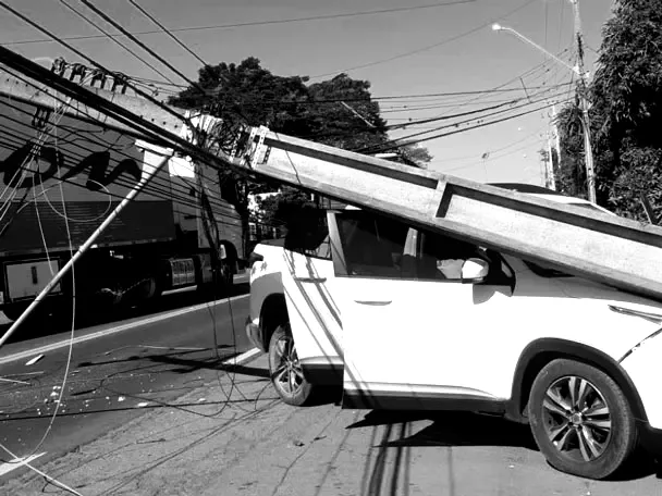 Imagem descritiva da notícia Motorista passa mal e derruba poste em Califórnia
