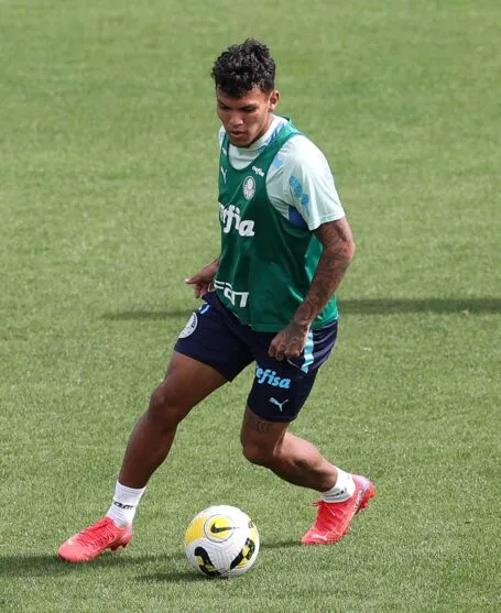 O jogador Gabriel Veron, da SE Palmeiras, durante treinamento, na Academia de Futebol. (Foto: Cesar Greco)