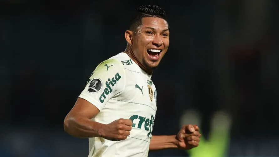 O jogador Rony, da SE Palmeiras, comemora seu gol contra a equipe do C Cerro Porteño, durante partida válida pelas oitavas de final, ida, da Copa Libertadores, no Estádio General Pablo Rojas. (Foto: Cesar Greco)