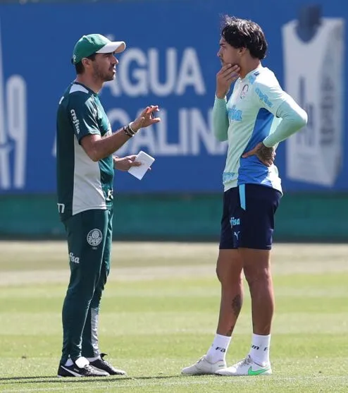 O técnico Abel Ferreira e o jogador Gustavo Gómez (D), da SE Palmeiras, durante treinamento, na Academia de Futebol. (Foto: Cesar Greco)
