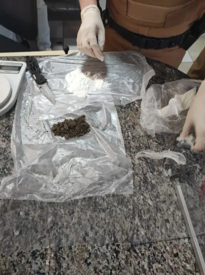 Uma jovem, de 22 anos, foi presa por tráfico de drogas na manhã desta quarta-feira (13)