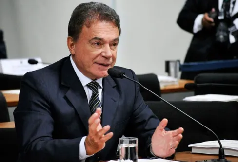 Imagem descritiva da notícia Alvaro Dias retarda decisão sobre candidatura ao Senado