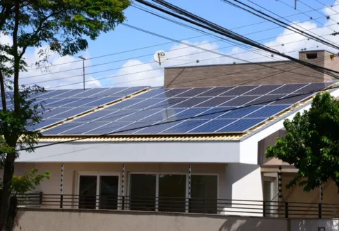 Imagem descritiva da notícia Mudanças nas regras geram ‘corrida’
por sistemas de energia solar na região