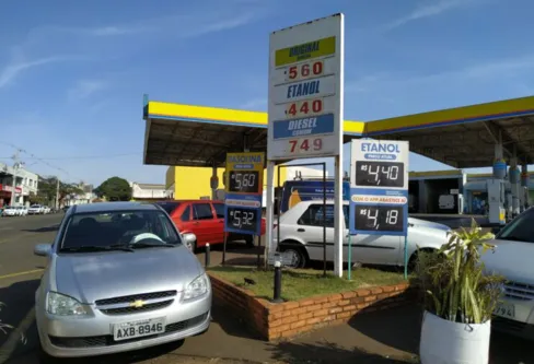Imagem descritiva da notícia Preço da gasolina e etanol tem 
nova redução que chega a R$ 0,30