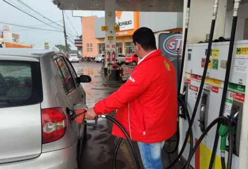 Imagem descritiva da notícia posPetrobras
reduz preço da gasolina em 5%