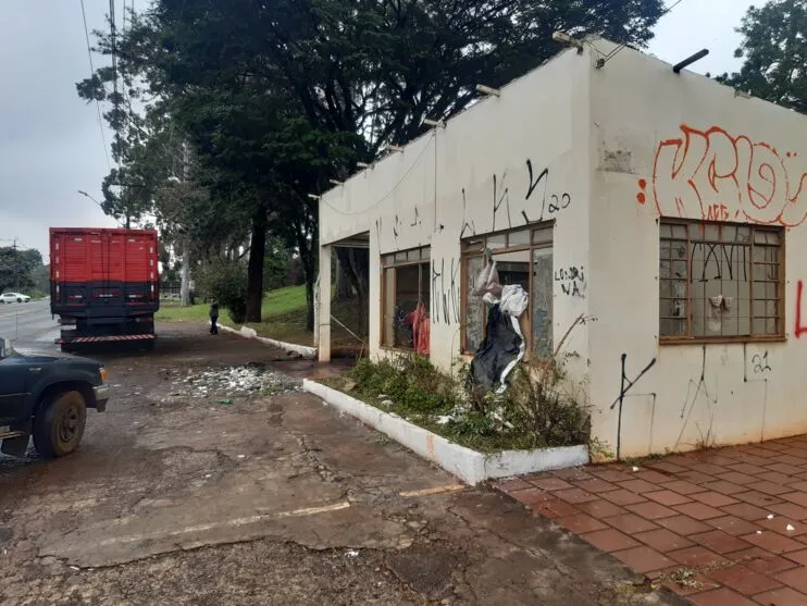 Local foi depredado, pichado e vem sendo utilizado por moradores de rua