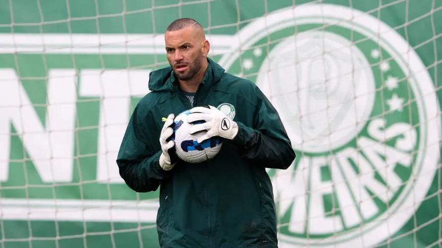 O goleiro Weverton, da SE Palmeiras, durante treinamento, na Academia de Futebol. (Foto: Cesar Greco)