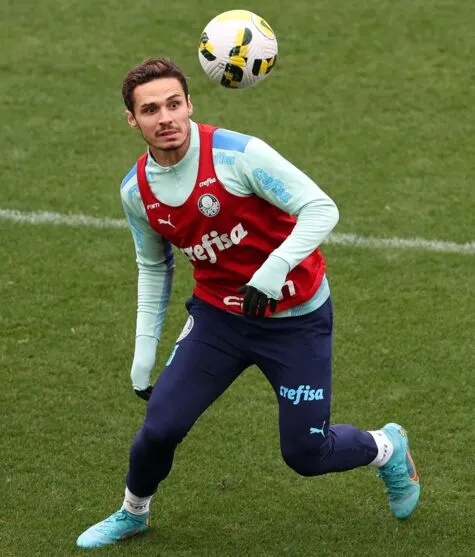 O jogador Raphael Veiga, da SE Palmeiras, durante treinamento, na Academia de Futebol. (Foto: Cesar Greco)