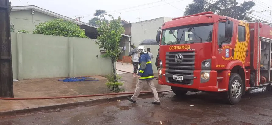 Um incêndio atingiu uma casa localizada no Jardim Ponta Grossa