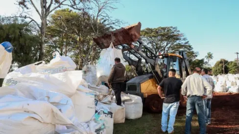 Imagem descritiva da notícia Prefeitura repassa 500 t de calcário a produtores