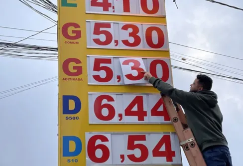 Imagem descritiva da notícia Preço
da gasolina já caiu R$ 2
em Apucarana desde junho