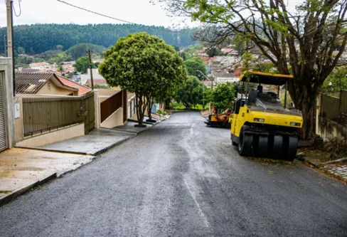 Imagem descritiva da notícia Ruas de paralelepípedo são cobertas por asfalto
