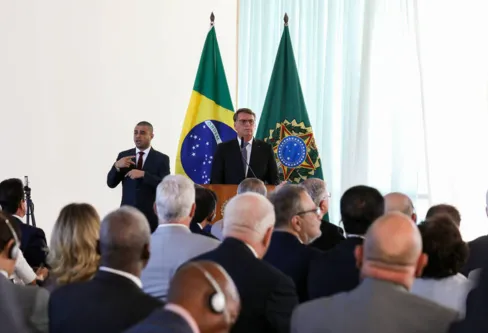 Imagem descritiva da notícia TSE suspende vídeo de Bolsonaro com embaixadores