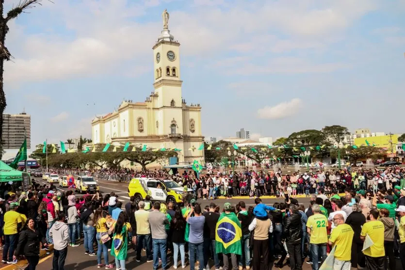 Imagem descritiva da notícia Desfile e manifestações levam 20 mil pessoas para a Praça Rui Barbosa no feriado