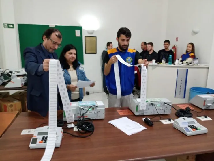 Imagem descritiva da notícia Fórum Eleitoral realiza auditoria nas urnas do pleito de outubro