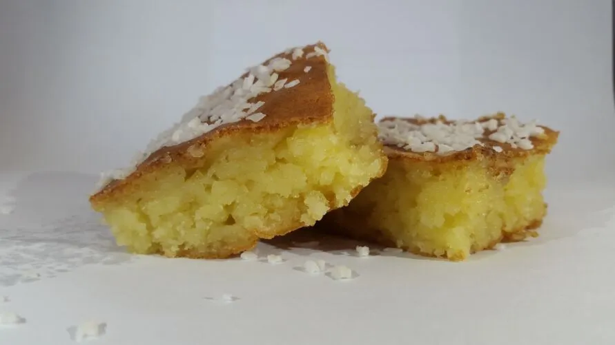 Polvilhe o bolo com coco e sirva quentinho