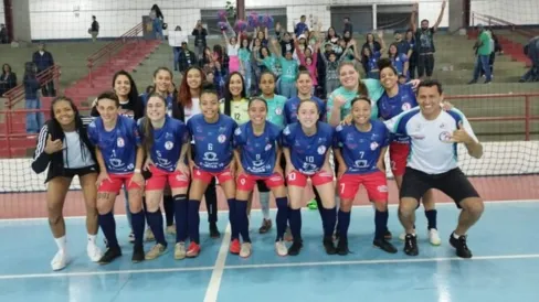 Imagem descritiva da notícia Futsal feminino vence e avança para semifinal