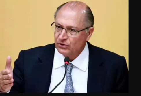 Imagem descritiva da notícia Alckmin tenta amenizar desgaste 
por se juntar a petista