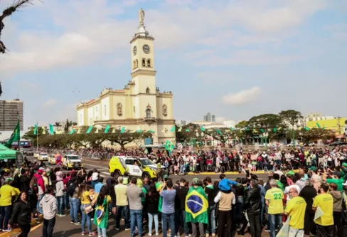 Imagem descritiva da notícia Desfile e manifestações levam 20 mil pessoas para a Praça Rui Barbosa no feriado