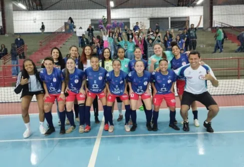 Imagem descritiva da notícia Futsal feminino vence e avança para semifinal