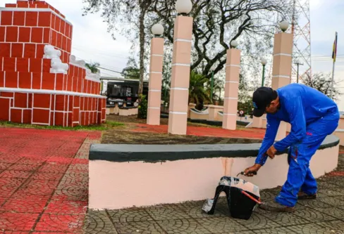 Imagem descritiva da notícia Manutenção da Prefeitura ‘devolve’ cores à Praça Mauá