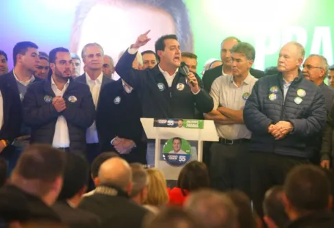 Imagem descritiva da notícia Ratinho Junior recebe apoio de 200 prefeitos à reeleição