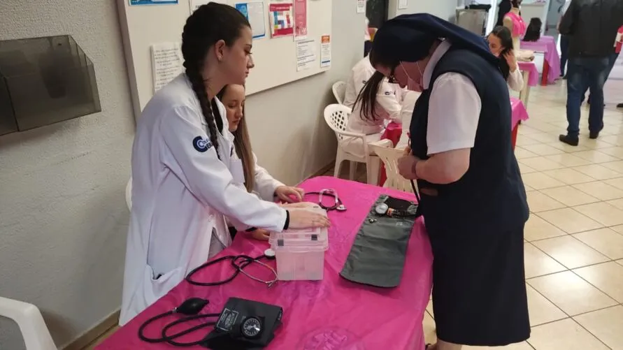 A sexta-feira (21) foi especial na Unidade de Tratamento do Câncer, do Hospital da Providência, de Apucarana, que foi cenário do Dia Rosa