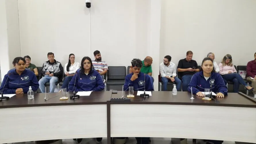 Imagem descritiva da notícia Parlamento Jovem faz primeira sessão em Apucarana