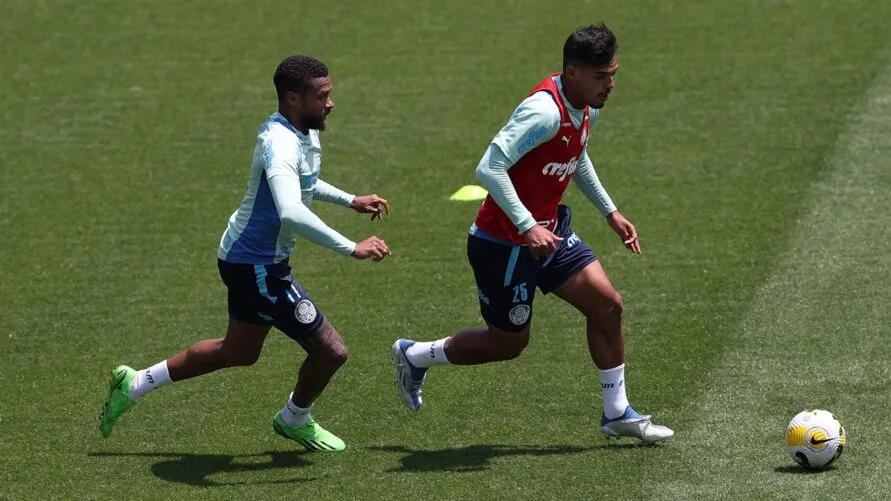 Os jogadores Wesley e Gabriel Menino (D), da SE Palmeiras, durante treinamento, na Academia de Futebol. (Foto: Cesar Greco)