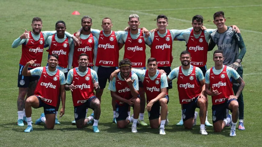 Os jogadores Zé Rafael, Endrick, Wesley, Breno Lopes, Rafael Navarro, Eduard Atuesta, Flaco López e Vinicius (E/D em pé) e Rony, Dudu, Gustavo Scarpa, Miguel Merentiel, Bruno Tabata e Giovani (E/D agachados), da SE Palmeiras, durante treinamento, na Academia de Futebol. (Foto: Cesar Greco)
