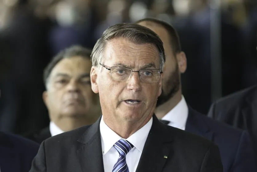 Presidente Jair Bolsonaro, acompanhado de vários ministros, fala com a imprensa no Palácio da Alvorada