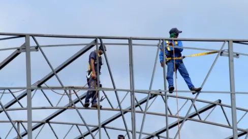 Imagem descritiva da notícia Sobram vagas de emprego 
na construção civil da região